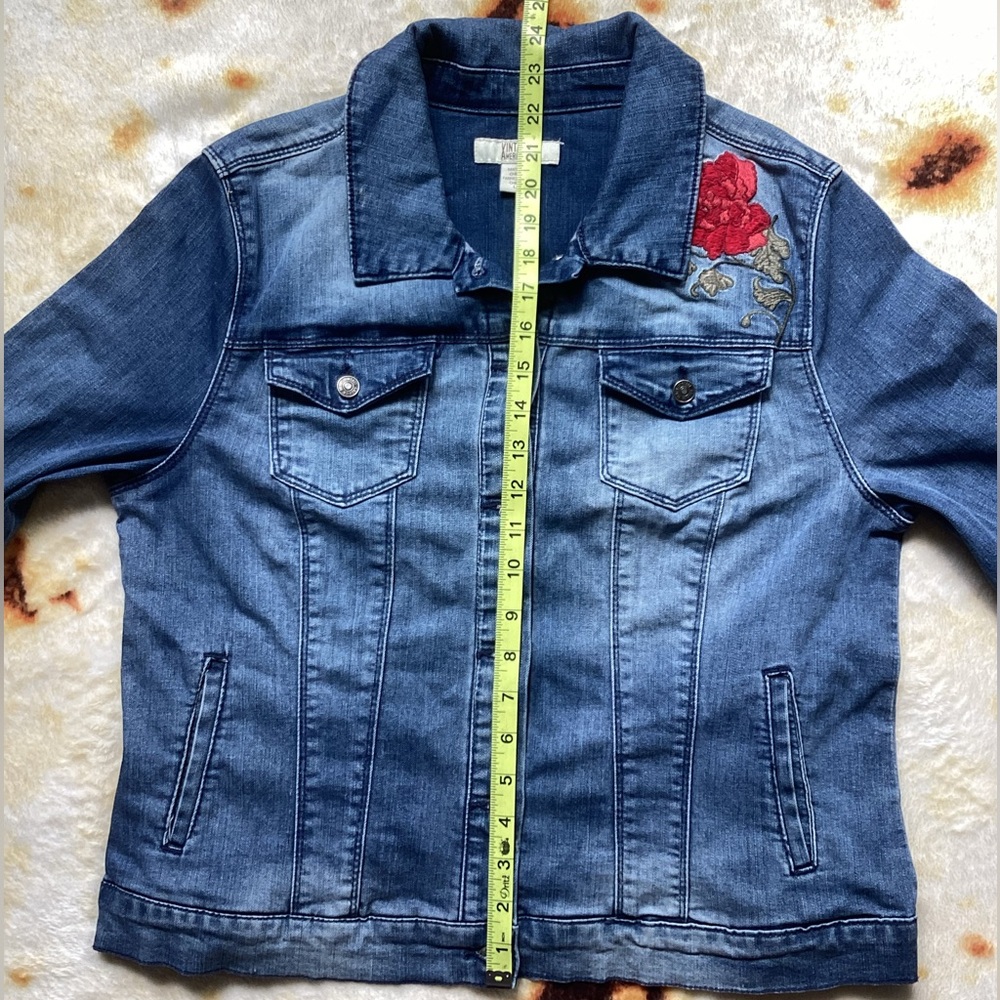 American Vintage Rose Embroidered Jean Jacket - Picture 7 of 8